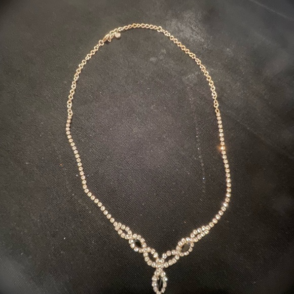 Jewelry - Silver with rhinestones Necklace
smoke and pet free home‎
